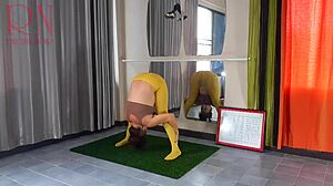 Regina Noir in gelben Strumpfhosen macht Amateur-Yoga im Fitnessstudio