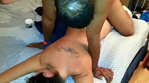 táto biela žena strieka silno v špinavom domácom interracial sexe