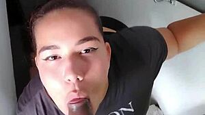 Descubro minha meia-irmã fumando na cobertura e enquanto chupa meu pau pede para meter para não contar à madrasta - parte 1