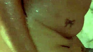 Look how rico I move my ebony ass in jacuzzi ven papi vamos a masturbate