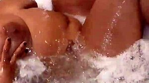 Look how rico I move my ebony ass in jacuzzi ven papi vamos a masturbate