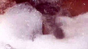 Look how rico I move my ebony ass in jacuzzi ven papi vamos a masturbate