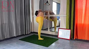 Regina Noir in gelben Strumpfhosen macht Amateur-Yoga im Fitnessstudio