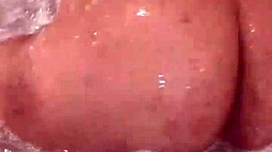 Look how rico I move my ebony ass in jacuzzi ven papi vamos a masturbate