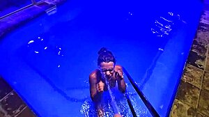 Močící děvka slouží jako lidský záchod v šokujícím fetiš kompilátu