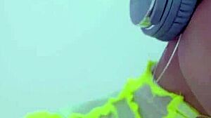 Mia Valentine posing with big ass! 😍