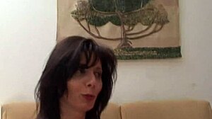 パウラの痴女が職場で金のために変なチンポをきつい穴に