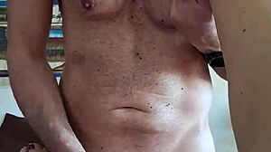 Metto il cazzo in bocca a teresa nelle ascelle e poi mi fa sborrare con i piedi