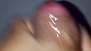 Сырая гейская сессия мастурбации заканчивается взрывной спермой