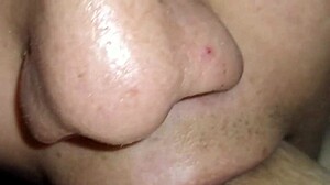 Tetas naturales grandes y firmes en acción intensa