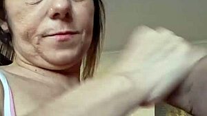 Metto il cazzo in bocca a teresa nelle ascelle e poi mi fa sborrare con i piedi