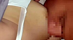 Tetas naturales grandes y firmes en acción intensa