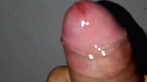 Сырая гейская сессия мастурбации заканчивается взрывной спермой