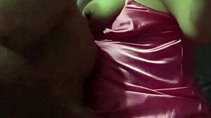 Tetas naturales grandes y firmes en acción intensa