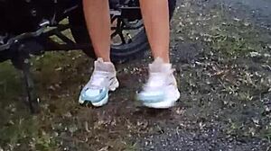 Enseñando sus tetas y coño en publico!