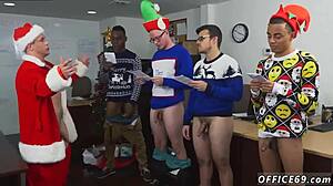 Lelaki kulit cerah comel dengan batang besar dalam adegan gay