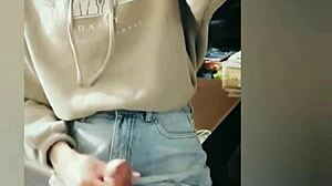 トランス可愛い子がパブリックショーツシーンで激しくイく