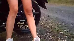 Enseñando sus tetas y coño en publico!