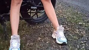 Enseñando sus tetas y coño en publico!