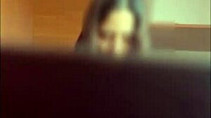 Vista de Falda Levantada de la Estudiante Argentina Nataly en Minifalda