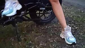 Enseñando sus tetas y coño en publico!