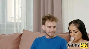 برونيتية ساخنة تستخدم حركات خفية لإغراء بكسها التشيكي المحلوق