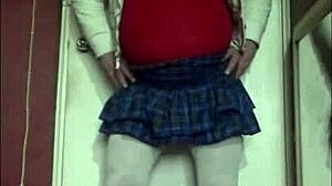 恥ずかしがり屋のバイセクシャル女装子が手作りで満たして飲み込む