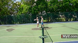 Na teniskom terenu zrela kučka jaše jako i duboko