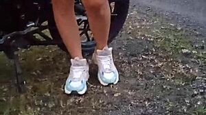 Enseñando sus tetas y coño en publico!