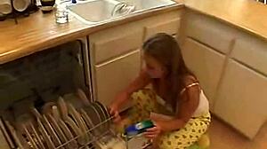 为什么小18+ April用她紧致的粉色小穴挑逗？