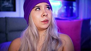 Seksi Sarışın Oda Arkadaşını Kamu Yayınında Sikiyor