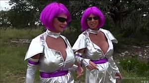 Деоксма доминирует в научно-фантастической секс-комедии с экшеном страпона!