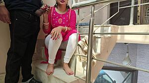 देसी साराभाभी - शर्मीली इंडियन कमवाली लैंडलॉर्ड से बाहर रफ मजा करती है