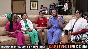 Szűz Aria Nicole megkötözve hátborzongató orvosi tesztekre a BondageClinicCom-on