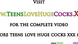 Bujna kochanka dużego kutasa oblana spermą na cyckach!