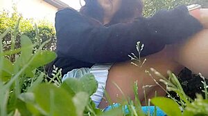 我爱户外尿尿，Chantal频道就在附近