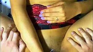 La Amiga Del Vecindario Sedujo Al Chico Pero Fue Observada