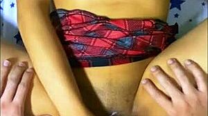 La Amiga Del Vecindario Sedujo Al Chico Pero Fue Observada