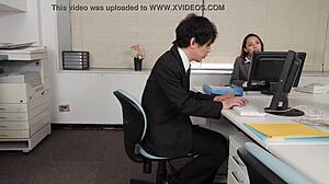 日本老板Yuka Mikawa加班办公室内射性爱