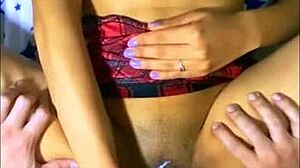 La Amiga Del Vecindario Sedujo Al Chico Pero Fue Observada