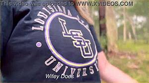 सेक्सी मिल्फ पब्लिक हाइक पर बिग टिट्स फ्लैश करती है