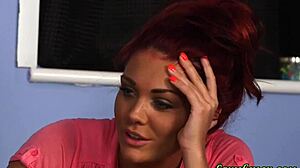 Éjac faciale de juge brit en CFNM