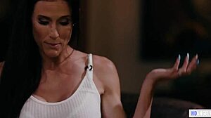 Stresne mame se poglobijo v vroče lezbično dejanje skupaj