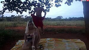 Blondýna šuká venku na silnici, sleduj celý