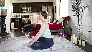 Pelajaran Yoga 369 bareng Pacar Brunette Panas