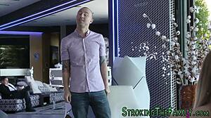 Horig tonåring suger styvbror hårt