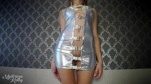 Ютуберша показывает бритую пизду в мини-юбке