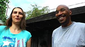 Sabrina l�dt den tommy ein - zieh dich aus und steck ihn rein