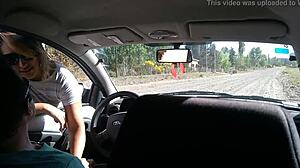 joven desconocida me masturba en mi auto en la calle