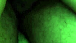 Er det den store karen som hamrer den trange ræva hennes? Så deilig!